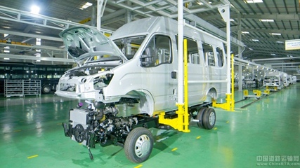 依維柯攜長海汽車在越南發布全新車型Daily Minibus